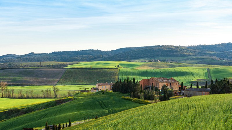Captivating view of rolling hills and farmhouses in Tuscany, Italy, during springtime., tags: la toscana rurale firenze, pisa - pexel